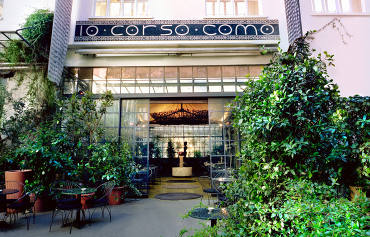 Le 10 Corso Como, qui occupe désormais deux immeubles et une cour, est devenu un lieu incontournable de la scène milanaise.
