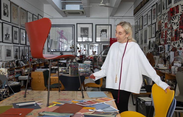 Créée en 1955 par l’architecte et designer Arne Jacobsen pour Fritz Hansen, la chaise Serie 7, ou 3107, est devenue une icône du design contemporain. Pour définir sa nouvelle palette de couleurs, Carla Sozzani a travaillé sur des teintes vives et s’est inspirée de l’œuvre de Jacobsen, dont elle est une fervente admiratrice.