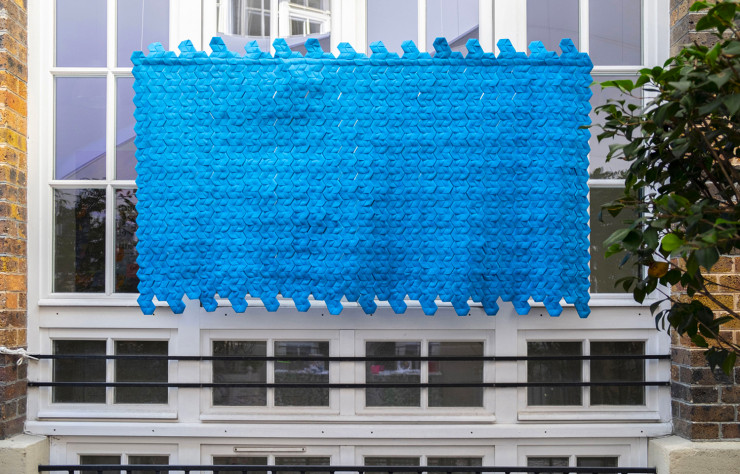 Chez Jeanne Goutelle, les surfaces textiles utilisées, à destination de projets d’architecture intérieure ou de scénographies, proviennent de matériaux recyclés.