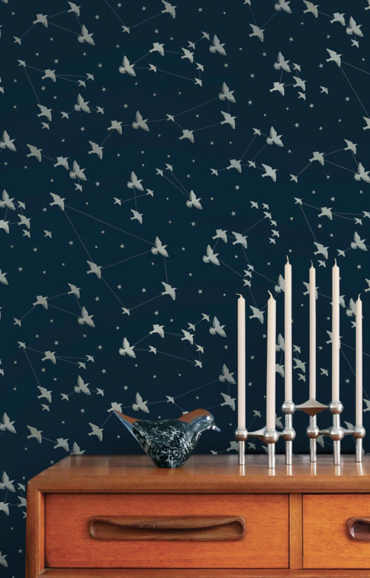 Un papier peint romantique avec ce dessin répété d’étourneaux parmi les constellations d’étoiles.