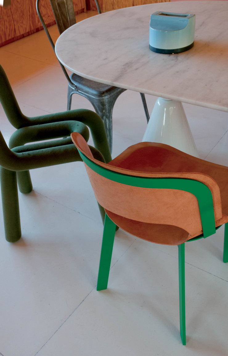 Table Pion, créée par la propriétaire des lieux (Sancal, 2013), iconique chaise Bold, de Big-Game, en vert (Moustache), et, au premier plan, chaise Fine Lame de Studio BrichetZiegler (By Hands).