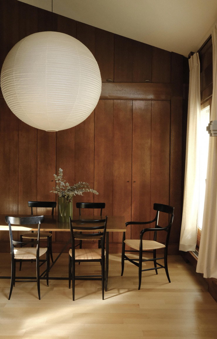 Dans la salle à manger, ouverte sur la cuisine, ensemble de chaises chinées à Chiavari, village italien réputé pour son artisanat du mobilier, et suspension Noguchi originale.