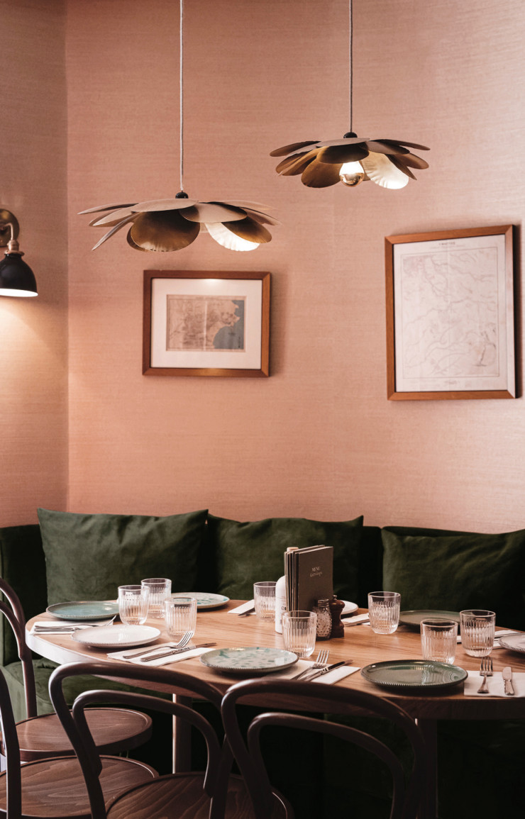 Le Grand Café d’Athènes, rue du Faubourg-Saint-Denis, à Paris. Quand les chefs Chloé Monchalin et Benjamin Rousselet ont monté ce restaurant, ils se sont adressés à Romain Jourdan, qui était déjà un de leurs clients.
