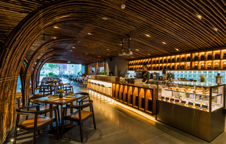 Le bar de l’hôtel Chicland dans son écrin de bambou… comme une cabane de luxe.