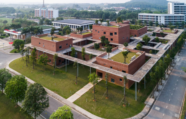 À 30 km de Hanoï, en 2019, a été construit la Viettel Academy, un campus universitaire dont le concept est d’offrir aux étudiants un lieu apaisant, propice à la concentration, loin de l’agitation de la ville.