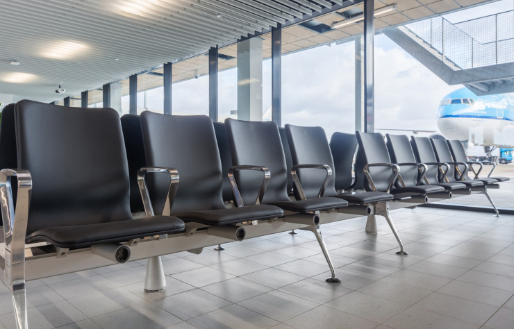Garantis sans plastique, les fauteuils Blink (Lensvelt) à l’aéroport de Schiphol, dessinés par Richard Hutten.