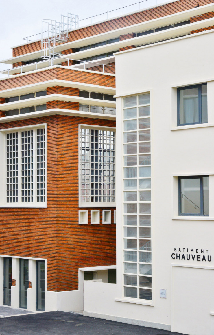 Au sein d’un large ensemble, le bâtiment Chauveau, qui abritait une partie de l’administration de Roussel-Uclaf, accueille désormais le siège de la Fondation Fiminco ainsi que la Galerie Jocelyn Wolff.