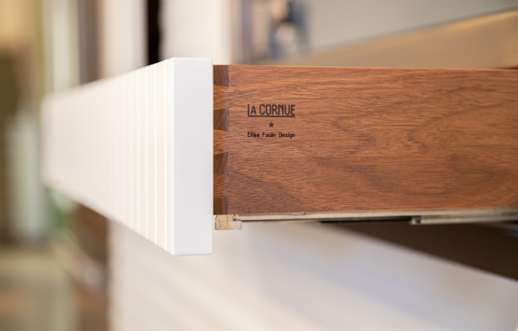 Détail des tiroirs de la ligne de mobilier de cuisine « Puissance 3 » d’Elise Fouin (La Cornue).