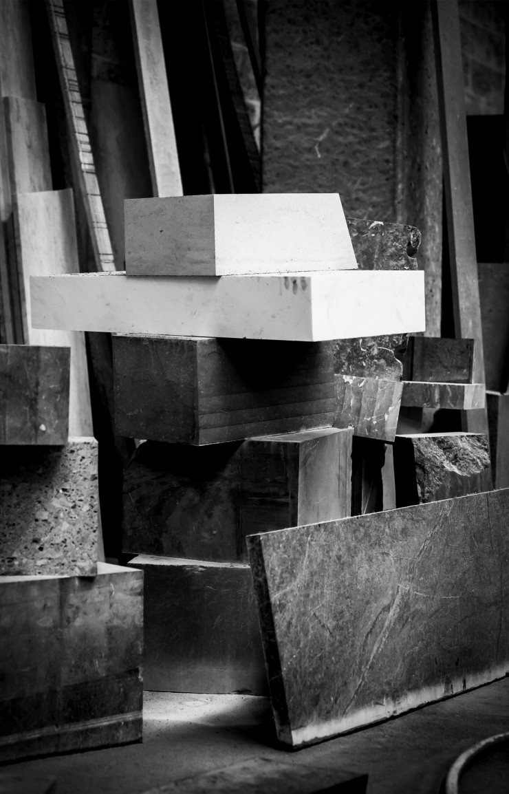 Des blocs de marbre arrivent du monde entier dans les ateliers de Van Den Weghe.