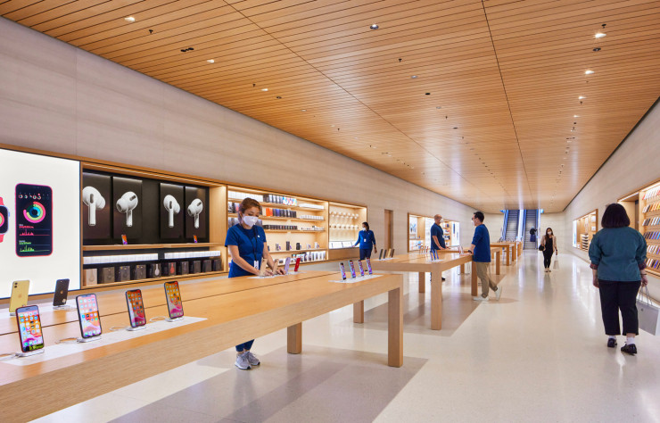 Le tunnel sous-marin de 45 mètres qui relie le Store au continent offre un espace supplémentaire d’exposition aux produits Apple.