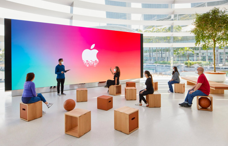 Dans le Forum, un vaste écran servira de support pour les séances de formation « Today at Apple ». Les assises en chêne et cuir sont présentes dans nombre d’Apple Store à travers le monde.