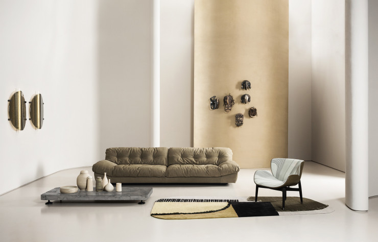 Nouveau sofa Milano et table Piombino en marbre de Paola Navone. Tapis Himani A (design interne) et chaise Jorgen (2019), de Roberto Lazzeroni, revêtue d’un nouveau cuir imprimé, esthétique comme une sérigraphie.