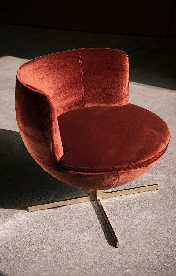 Registre de formes enveloppant, velours couleur de pierre précieuse, le fauteuil Calice de Patrick Norguet pour la Manufacture Paris est une ode au confort.