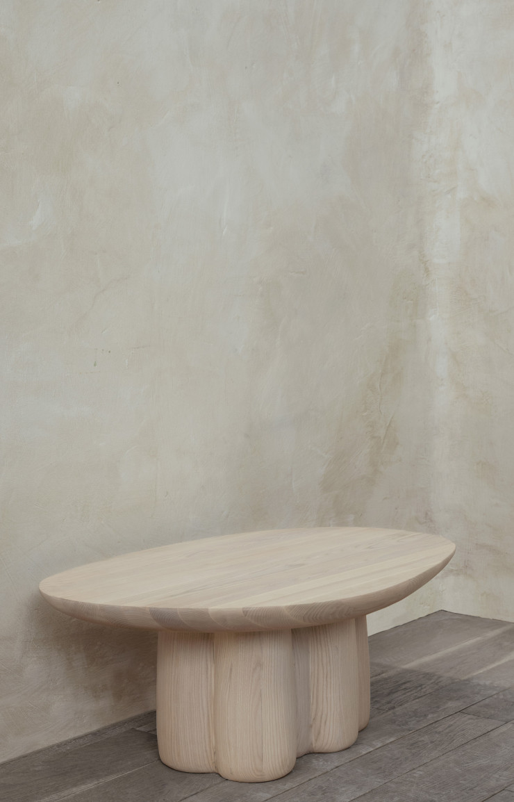 Table basse ovale Soniah en frêne de couleur naturelle ou noire (900 x 640 x 350 mm), 2 250 €. Existe également en version ronde (490 x 490 x 420 mm), 1 800 €, et  longue (1130 x 640 x 290 mm), 2 500 €.