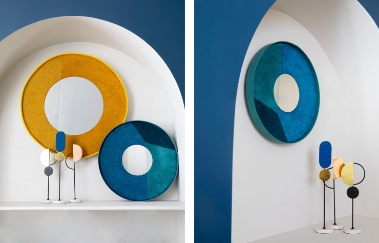 Le miroir Reymond (en bleu) a été réalisé à partir de la découpe d’un tapis, encerclé de bois réemployé, dans lequel est incrusté un miroir. Estimation : 150 €.