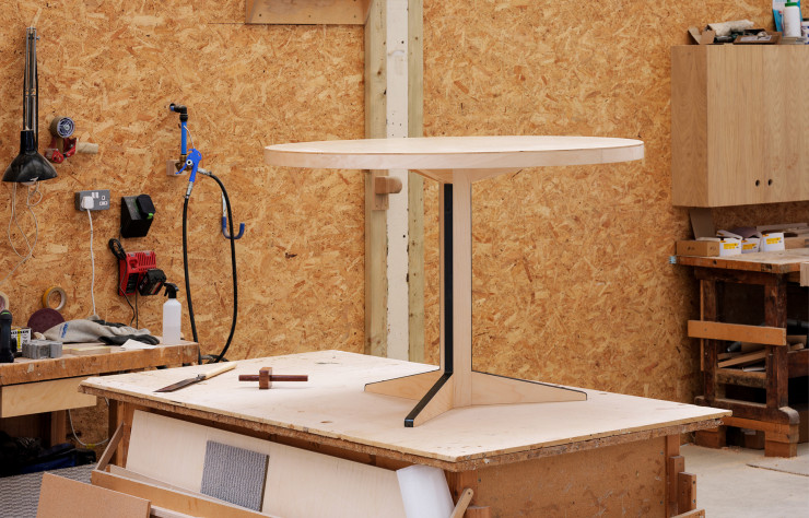 La One Leg Table est fabriquée à la main dans les ateliers d’Isokon Plus à Walthamstow, dans le nord-est de Londres.