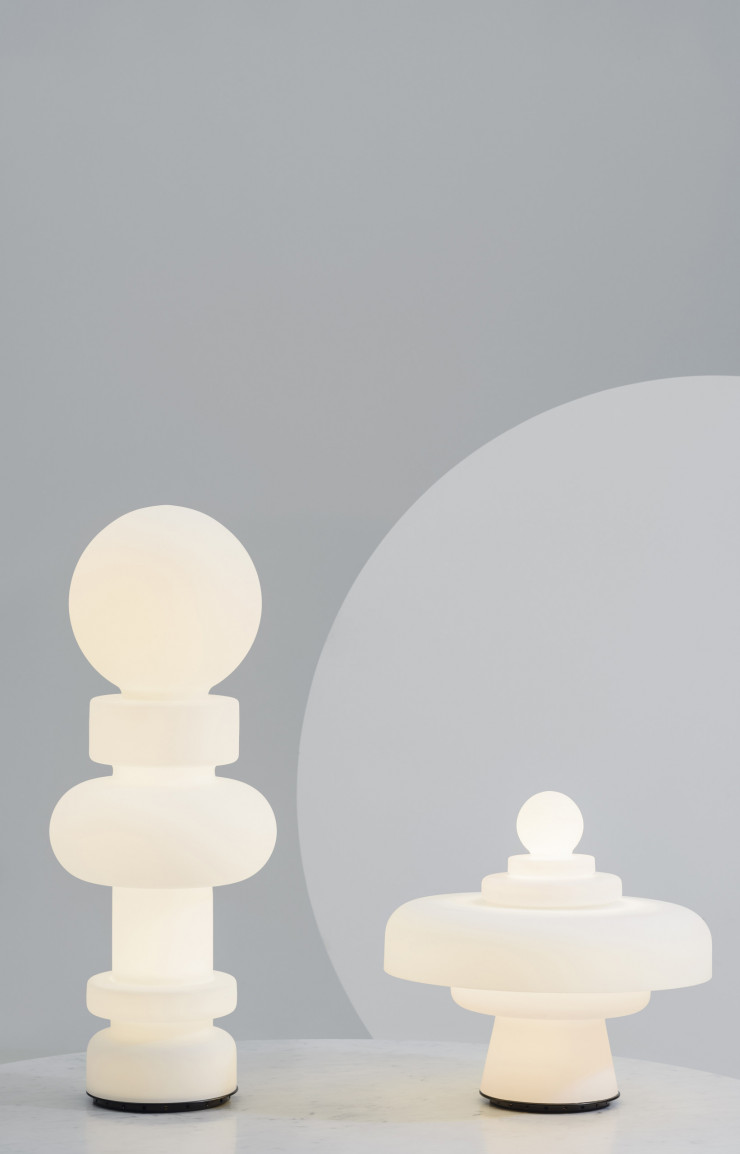 Réalisées en verre, ces luminaires sont une réédition des modèles Re et Regina, imaginés en 1968 par Bobo Piccoli (à partir de 1 750 €, Fontana Arte).
