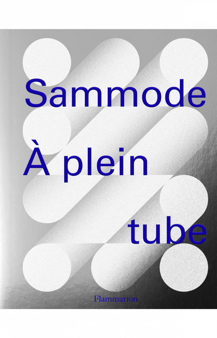 L’ouvrage Sammode. À plein tube, de Christian Simenc, aux éditions Flammarion, accompagne la célébration des 50 ans de l’éclairage emblématique de la marque : le tube.