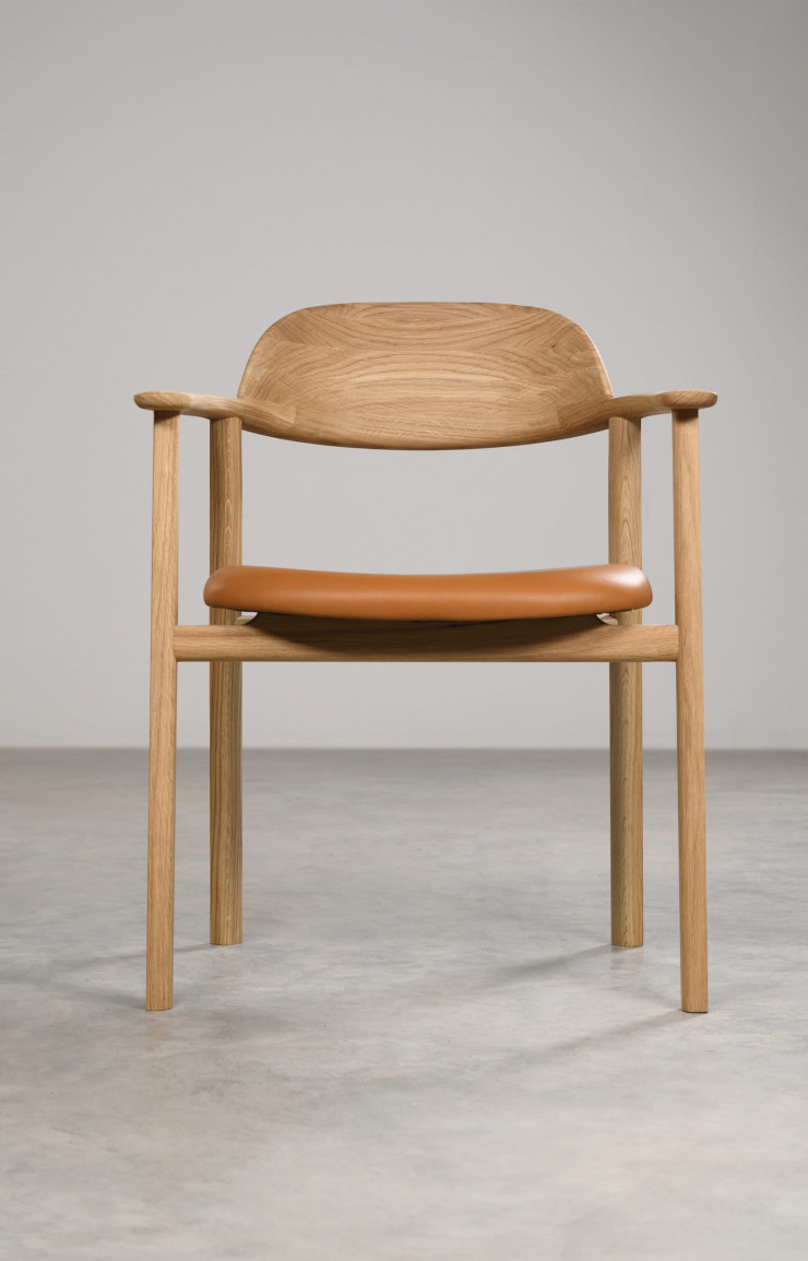 La chaise Mati, de Sebastian Herkner, en bois massif et en cuir, aussi robuste que légère.