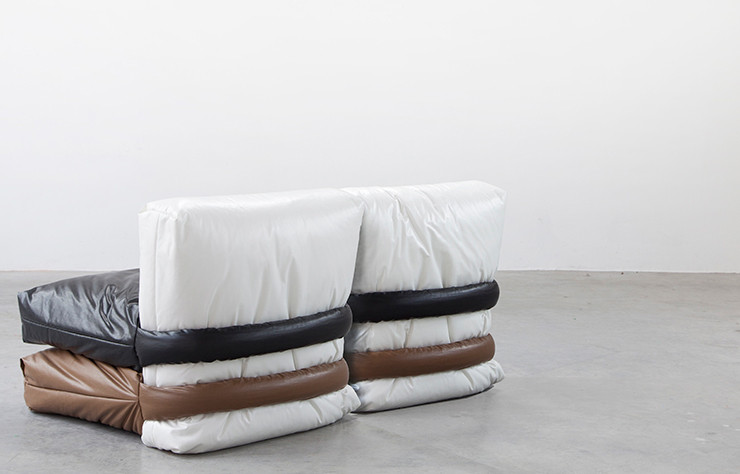 Le Pillow Bag Sofa est constitué de coussins rembourrés en toile huilée.