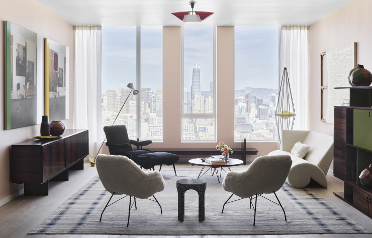 Pièces iconiques et mobilier contemporain viennent donner vie à ce penthouse de San Francisco.
