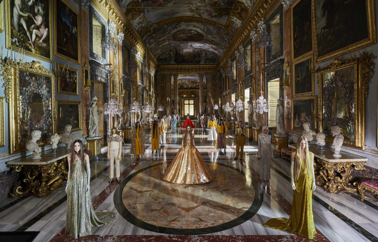 Le défilé orchestré par Pierpaolo Piccioli pour Valentino jouait du contraste entre le cadre baroque et les collections contemporaines.