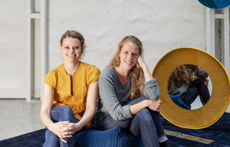 Alice Hagger (à gauche), la nouvelle directrice de l’équipe Made.com en France, a compris que le développement du label devait passer par la prise en compte des dimensions sociale et écologique, à travers le recyclage de matériaux voués à être jetés, mais réutilisés par les employés de l’association de réinsertion Emmaüs Alternatives. A droite : La designer Eugénie de Larivière à la tête de Les Résilientes, un studio de design du chantier d’insertion Emmaüs Alternatives. qui a pour objectif de « revaloriser les gisements d’objets ou de matières impropres à la vente, tout en faisant de l’insertion professionnelle par la créativité ».