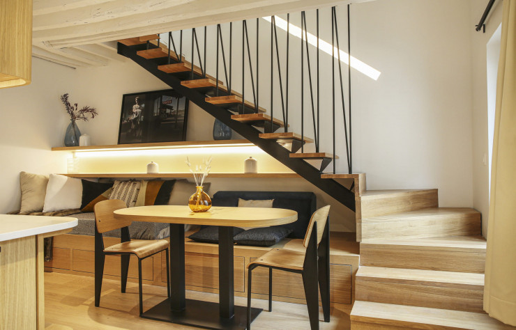 Les deux escaliers sont différents, l’un tout métal, l’autre, métal bois. Olivier Bacin sculpte la lumière artificielle pour rythmer les espaces.