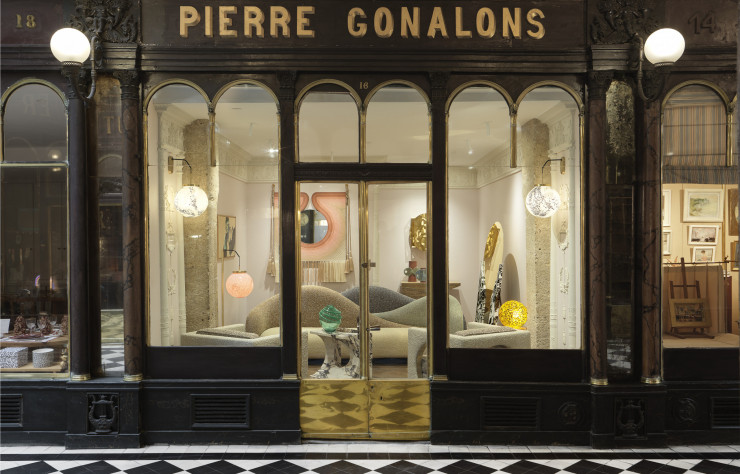 Dans son showroom niché dans l’un de ces passages dont Paris a le secret, Pierre Gonalons peut développer son univers.