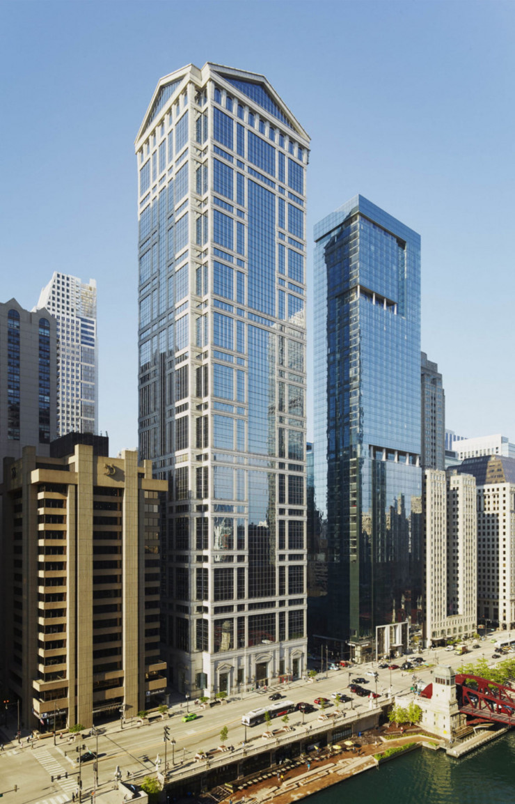 À Chicago, la tour 77th West Wacker Drive, un bâtiment toujours post-moderne, mais en verre.