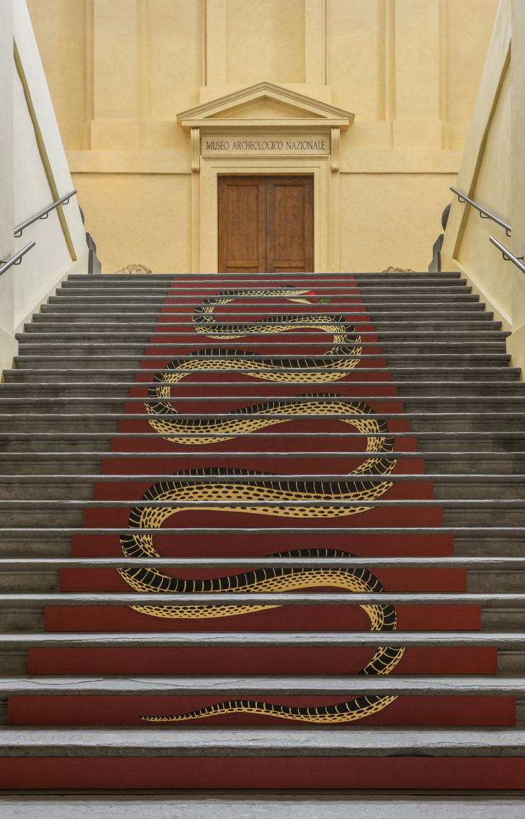 Une sublime anamorphose d’un serpent dans l’escalier monumental.
