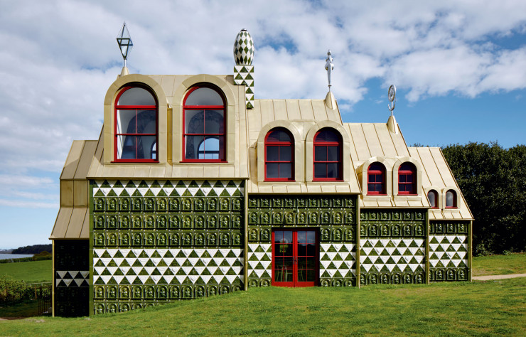 A House for Essex de Fat and Grayson Perry à Manningtree (UK, 2015), une exemple récent de Post-modernisme architectural.