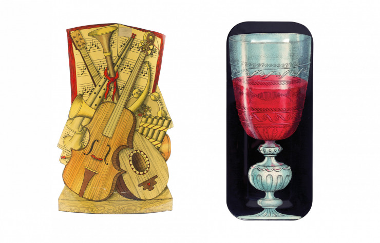 À gauche, Porte-parapluies « Instruments de musique » (années 50). Lithographie peinte main levée métal.À droite, Plateau « Grand verre » (début des années 1950). Lithographie peinte à la main sur métal.