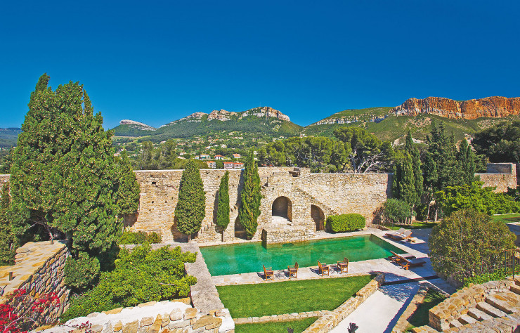 Le Château de Cassis figure dans les belles pages de Provence Glory.
