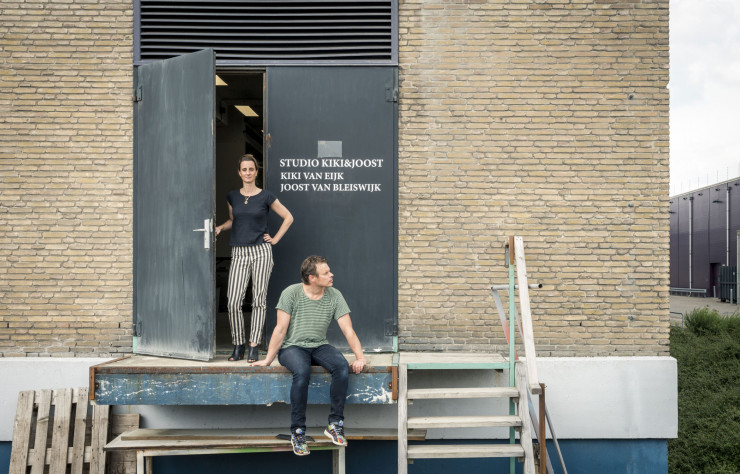 Kiki & Joost devant leur studio de Eindhoven.