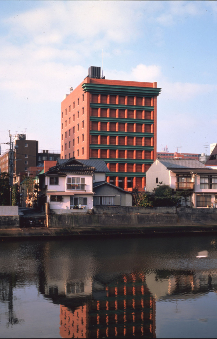 À Fukuoka (Japon), le complexe hôtelier « Il Palazzo » (1987-90).