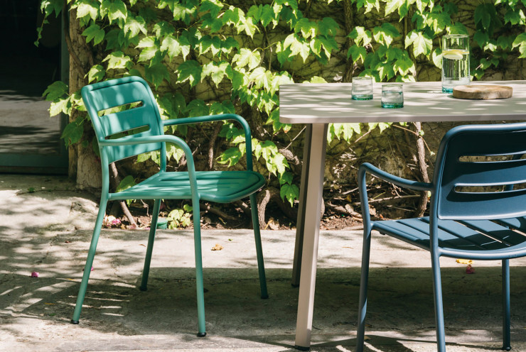 Les fauteuils d’extérieur Village imaginés par Jasper Morrison s’intègrent parfaitement aux terrasses ou salons de jardin.