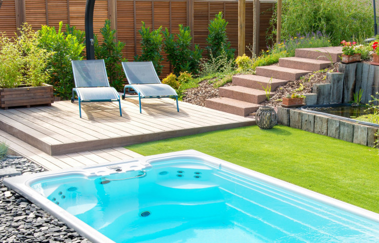 Entre piscine et spa, M’Water est équipé d’un système de nage à contre-courant, d’une barre pour l’aquagym et de buses de massage (2,30 x 4,20 m), 23 000 € (Aquilus).