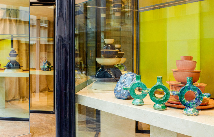 Dans les vitrines de l’ancienne joaillerie réaménagée par Sophie Dries, des objets fabriqués en Calabre et au Maroc.