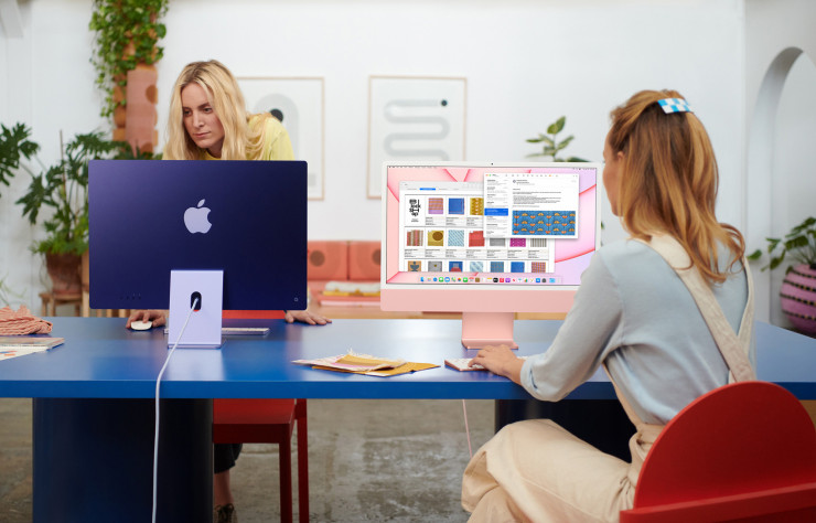 Deux des sept teintes du nouvel iMac, ici dans une configuration de bureau.