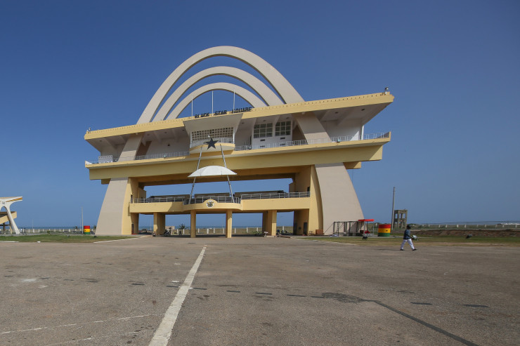 Black Star Square (également appelé Independence Square) sur la côte avec la tribune présidentielle à la tête de la place centrale, Accra, Ghana (1961)