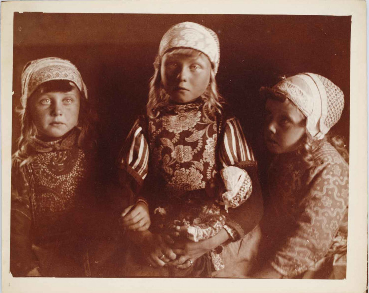 Jeunes filles en costume portant la coiffe traditionnelle hollandaise. Pays-Bas, vers 1900. Tirage à l’albumine sur papier vergé. © MAD, Paris / Christophe Dellière