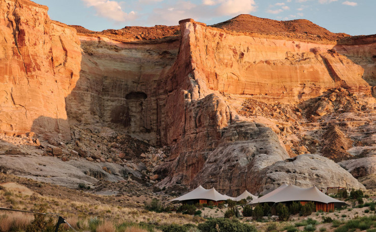 Canyons partout et sable couleur rouille : la retraite sous les tentes du Camp Sarika promet une expérience intime et sauvage au cœur du désert de l’Utah. 