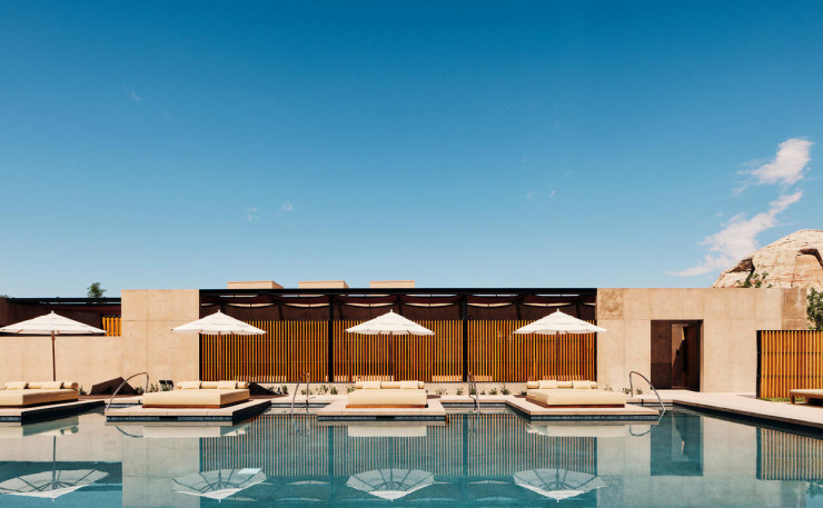 La piscine principale s’insère dans ce paysage désertique et offre une précieuse source de fraîcheur.