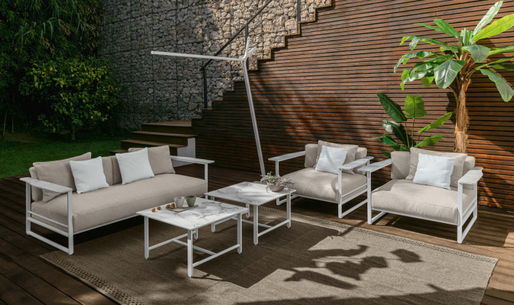 La collection Riviera allie confort et élégance en proposant une collection élargie pour l’outdoor : canapés, chaises, transats, tables, tables basses et bains de soleil.