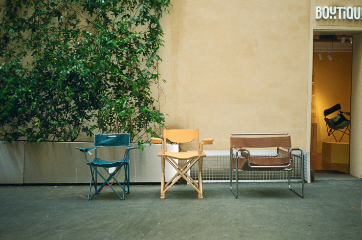De gauche à droite : la chaise quechua, le fauteuil Curry Mango, la Wassily de Marcel Breuer.