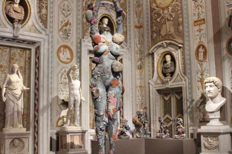 Oeuvre monumentale en Bronze, la Tuffatrice. Placée au centre de la galerie, cette sculpture impressionne par ses dimensions colossaux et ses matériaux intrigants.