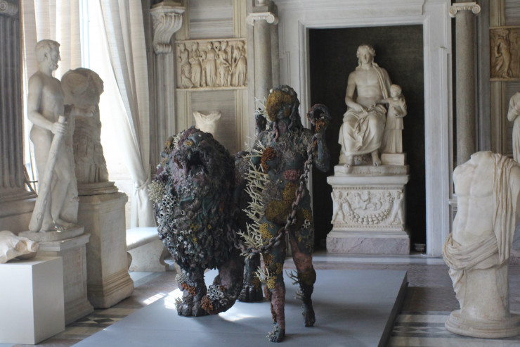 Lion Women of Asia Mayer en bronze, présent dans l’entrée de la galerie Borghese.