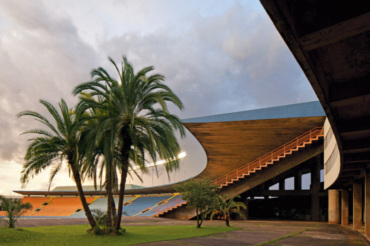 Le stade municipal Serra- Dourada est situé à Goiânia (Goiás), à environ 200 km de Brasilia. Construit entre 1973 et 1975, il a une capacité d’accueil de 50 000spectateurs. Cette toiture en béton protège les tribunes, mais aussi une zone générale d’accès et de services aux usagers.