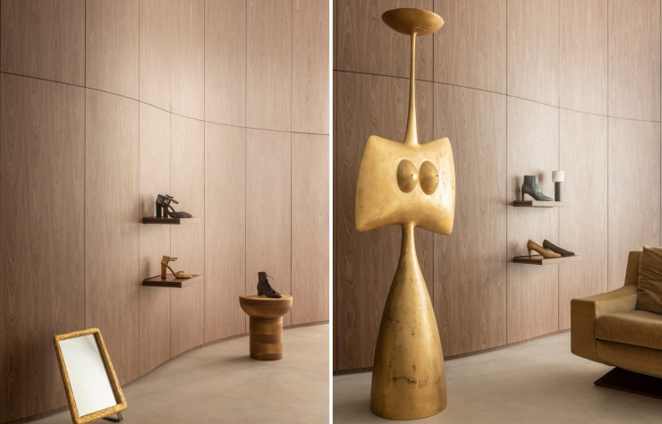 A gauche : Présentoirs à chaussures de la boutique de Michel Vivien. A droite : « Anthropomorphic Standing Lamp » en métal doré, de Philippe Hiquily.